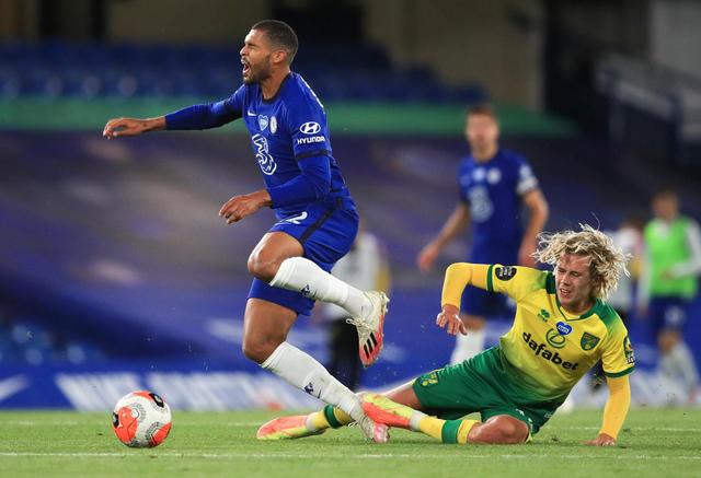 好像武侠小说中的暗器高手!飞刀运动员展示速投,又快又准.